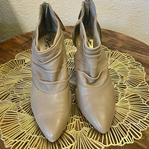 Seychelles Taupe Wedge Booties - Picture 2 of 7